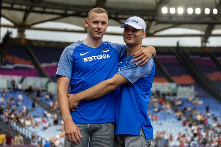 Johannes Ermi (vasakul) näol võib sageli näha muiet. Pildil on ta hea sõbra ja treeningpartneri Risto Lillemetsa haardes.