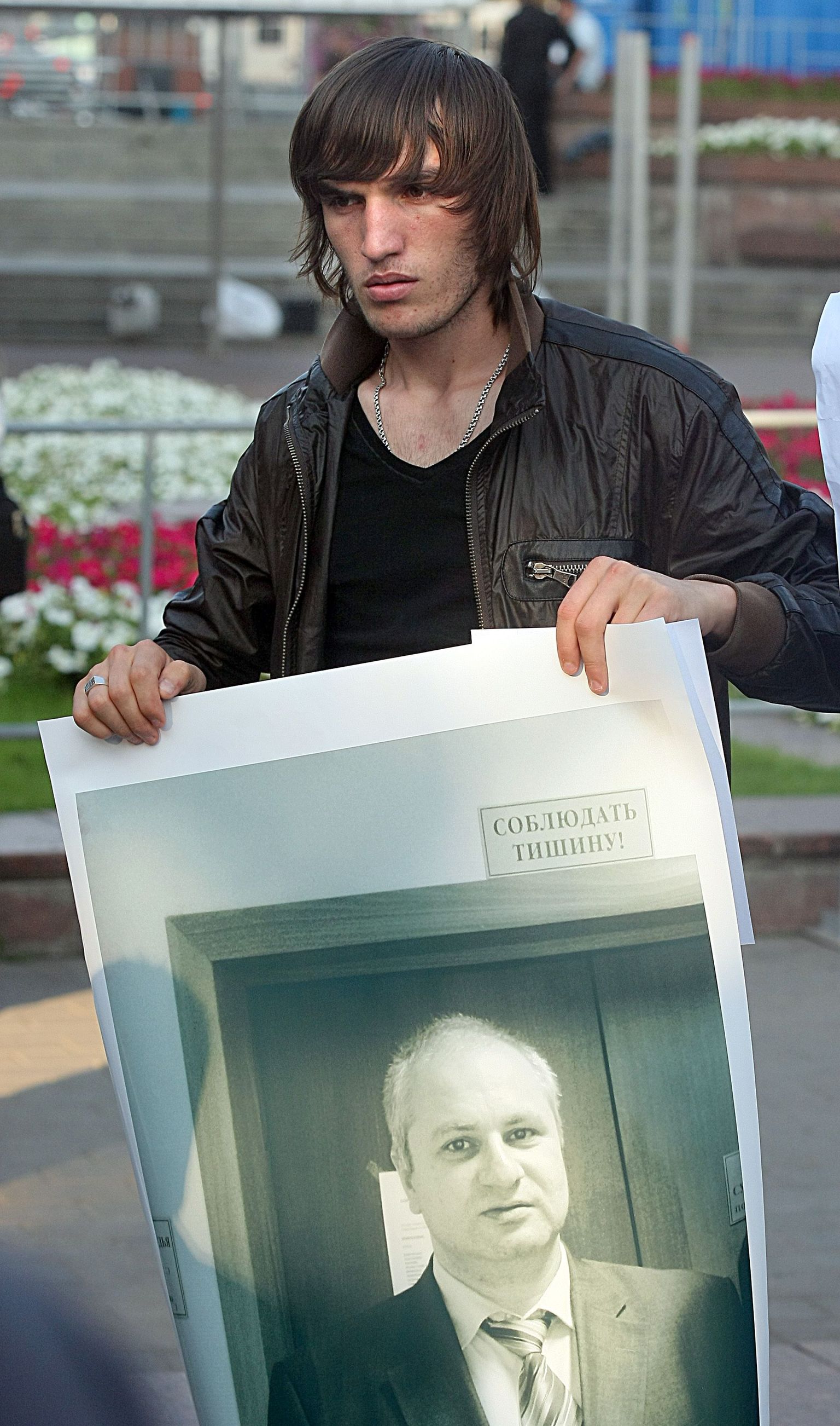 Opositsiooni toetaja Magomed Jevlojevi plakatiga.
