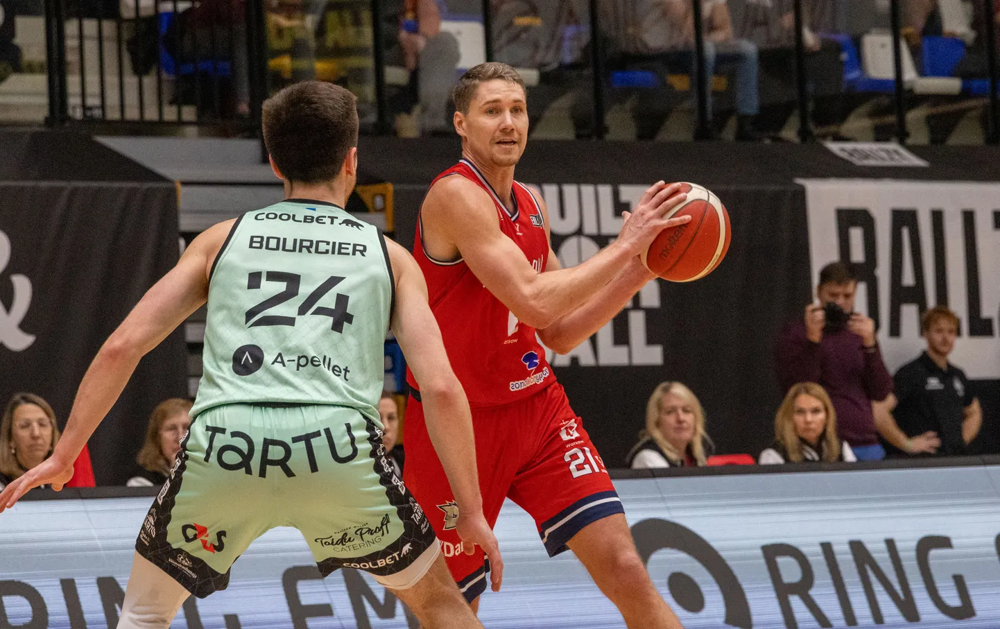 Janari Jõesaar (palliga) kogus 16 punkti, 8 lauapalli ja 5 korvisöötu.