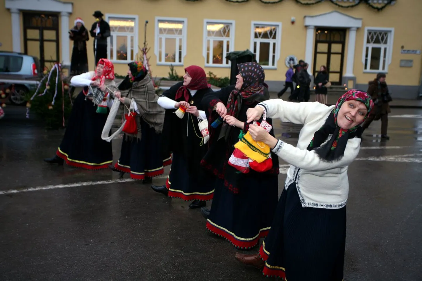 Türi kultuurimaja naisrahvatantsurühm esitamas tantsu «12 kapukat».