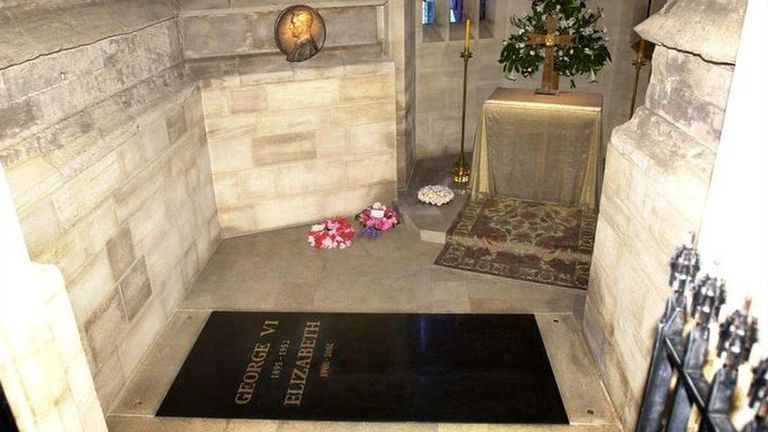 Новая надгробная плита заменила вот эту, установленную в честь матери и отца Елизаветы II