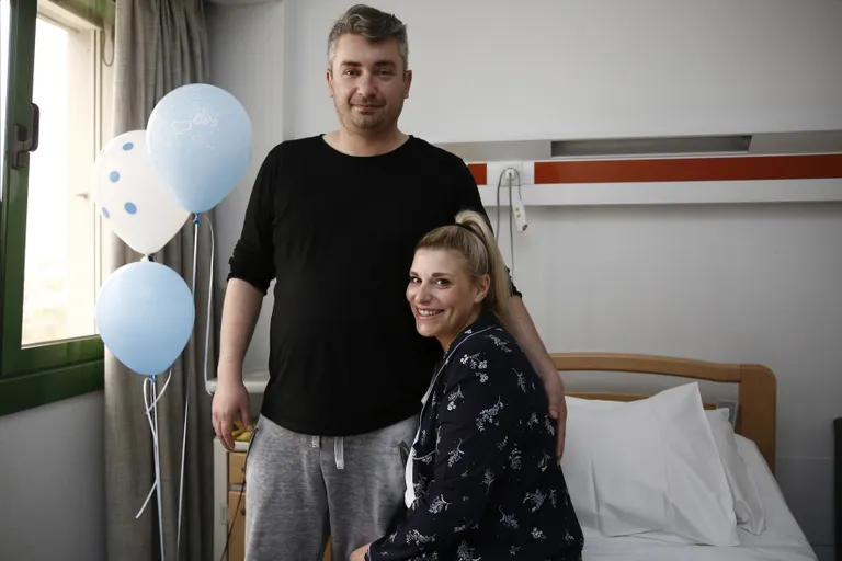 Vastuolulise protseduuriga lapsevanemaks saanud Matina Karavokyri ja tema abikaasa Dimitris.