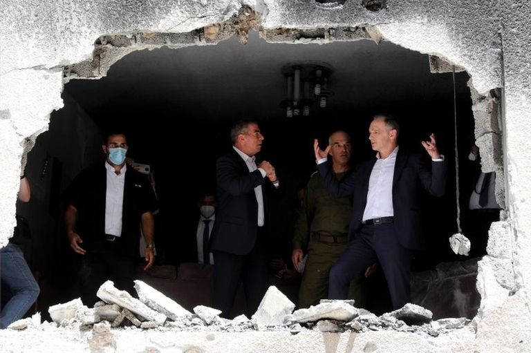 Министр иностранных дел Германии Хейко Маас и его израильский коллега Габи Ашкенази в разрушенном доме в Петах-Тикве.