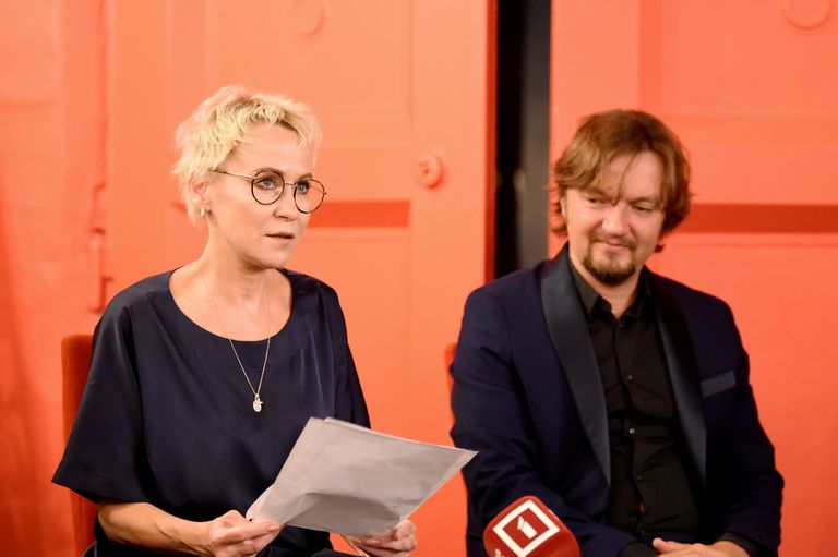 Aktrise un režisore Rēzija Kalniņa un diriģents, režisores dzīvesbiedrs Ainārs Rubiķis piedalās preses konferencē, kurā informē par mūzikas un drāmas telpas "OratoriO" jauno sezonu.