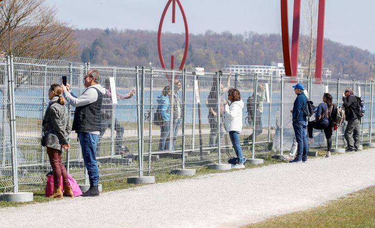5. aprill 2020 - Kreuzlingeni ja Constanca inimesed räägivad lähedastega läbi okastraadi ja piiriaediku.