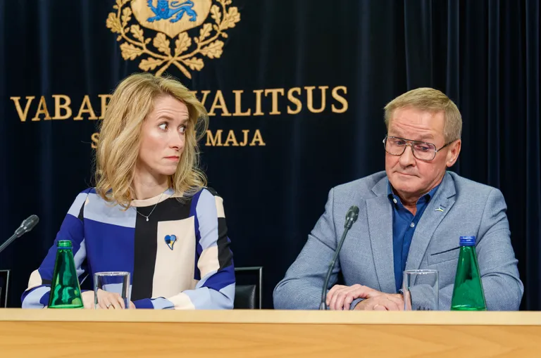 Peaminister Kaja Kallas (RE) kuulis pressikonverentsil ajakirjaniku käest, et riigihalduse minister Jaak Aab (KE) soovitas oma erakonna fraktsioonil alushariduse eelnõu vastu hääletada.