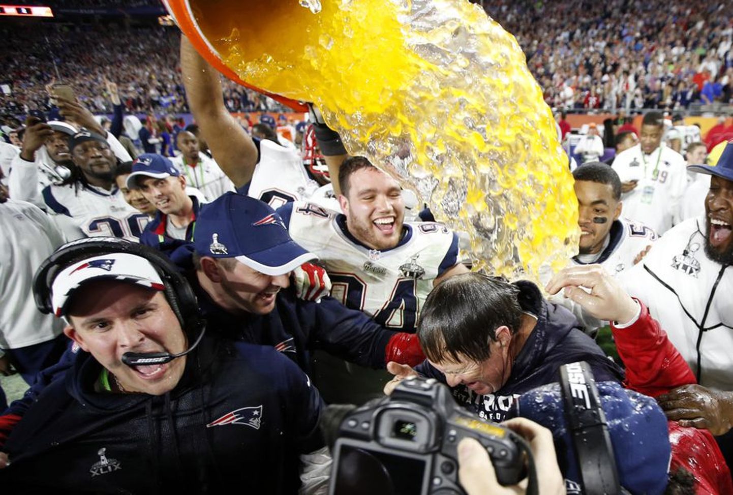 Tänavust Super Bowli tähistati rooma numbritega XLIX, järgmisel aastal rooma numbritest loobutakse ja juubelimatši nimetus on Super Bowl 50. Fotol jahutab võidumeeskond New England Patriots oma armastatud treenerit Bill Belichicki.