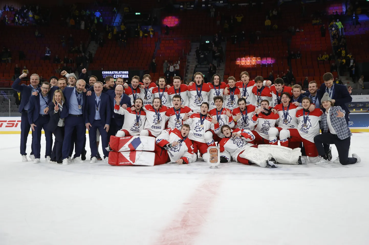 Чешские хоккеисты U-20 завоевали бронзу на молодежном чемпионате мира