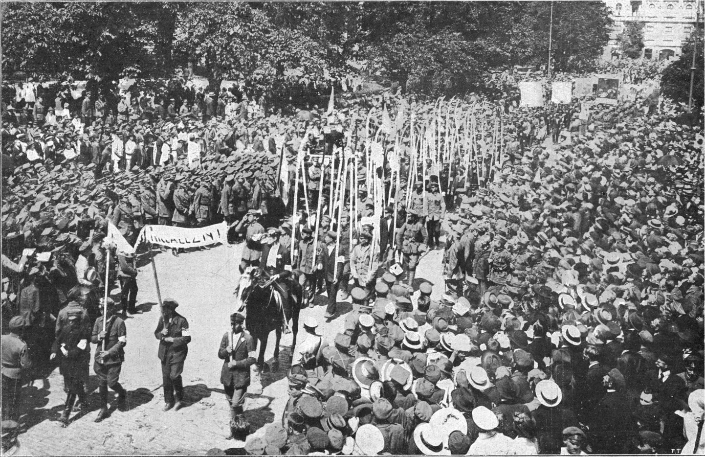 Punaarmee lähenedes astus 1920. aasta Varssavi lahingu eel vabatahtlikult sõjaväkke 30 000 Poola pealinna elanikku.