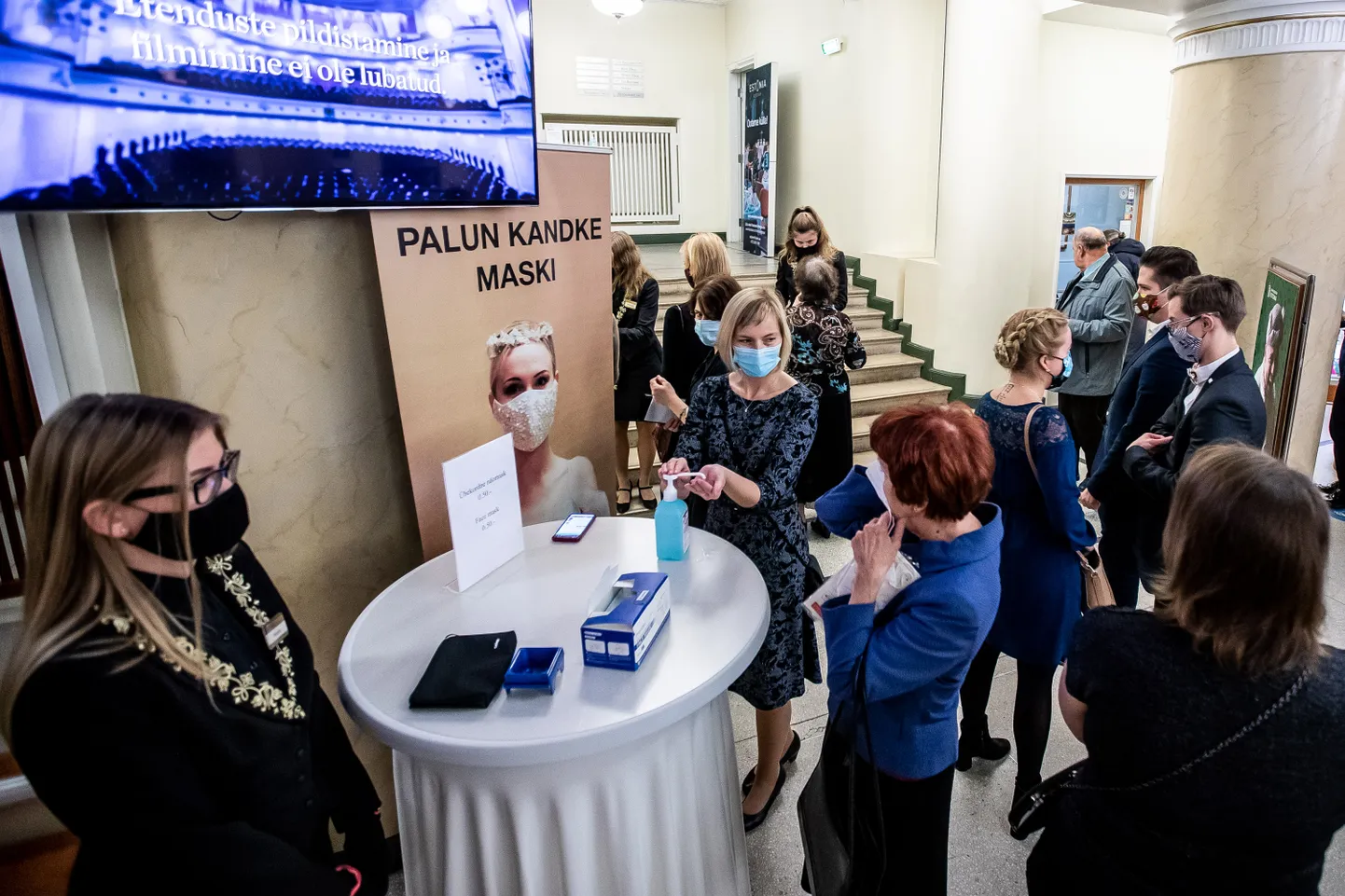 Illustreerival pildil koroonaviiruse võimaliku leviku takistamine Estonia teatris. Tallinn, 15.11.2020