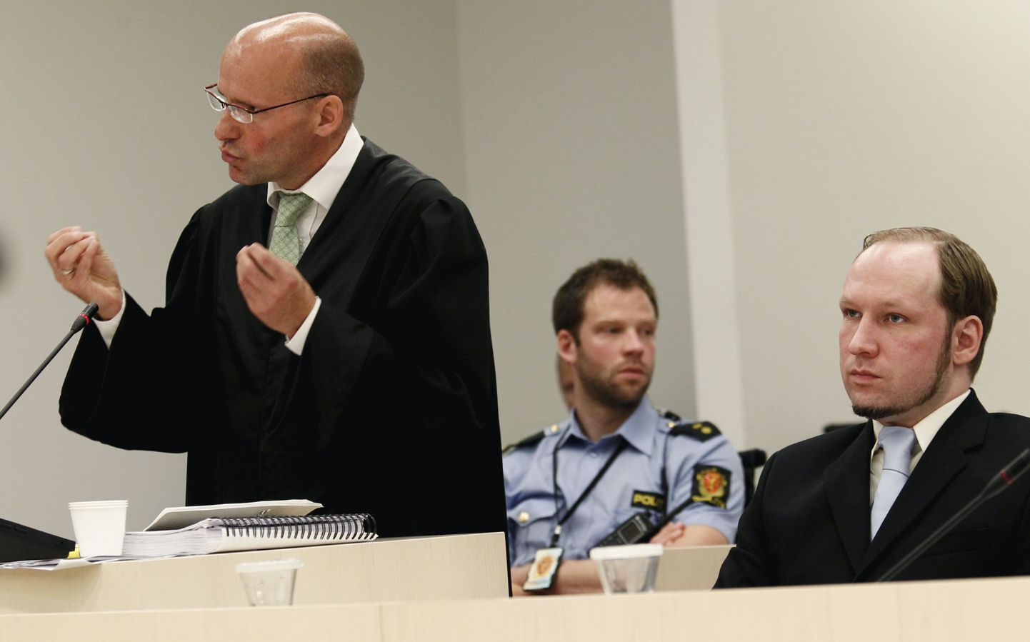 Anders Behring Breivik ja tema kaitsemeeskonna juht advokaat Geir Lippestad täna Oslo kohtus.