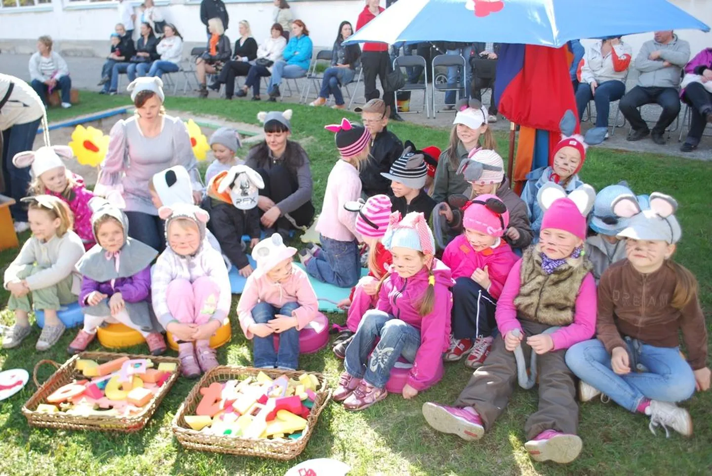 Emadepäevapidu Pillerpalli lasteaias.