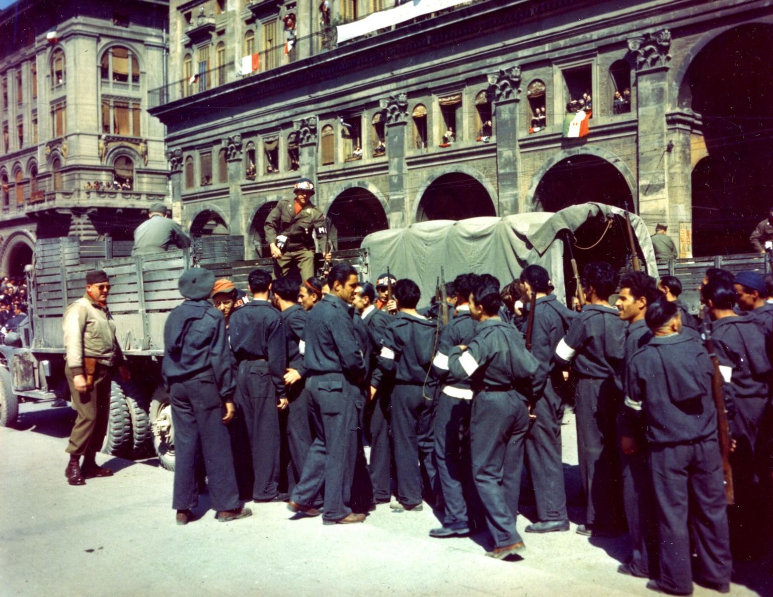Bologna partisanid andmas 1945. aastal oma relvi üle liitlasvägedele. Kui sealsed võitlejad olidki valdavalt kommunistid, siis üldiselt olid Itaalia partisanide ridades esindatud kõik maailmavaated.