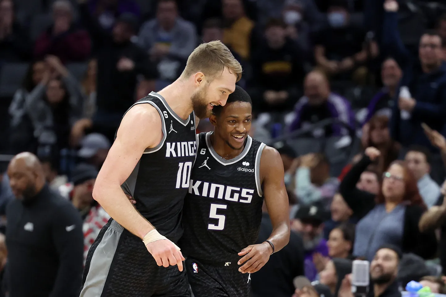 Domantas Sabonis koos Kingsi teise veduri De'Aaron Foxiga.