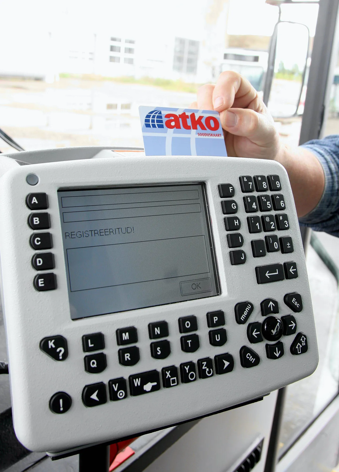 Bussi paigutatud validaatoreid tuleb elektroonilise piletiga puudutada.