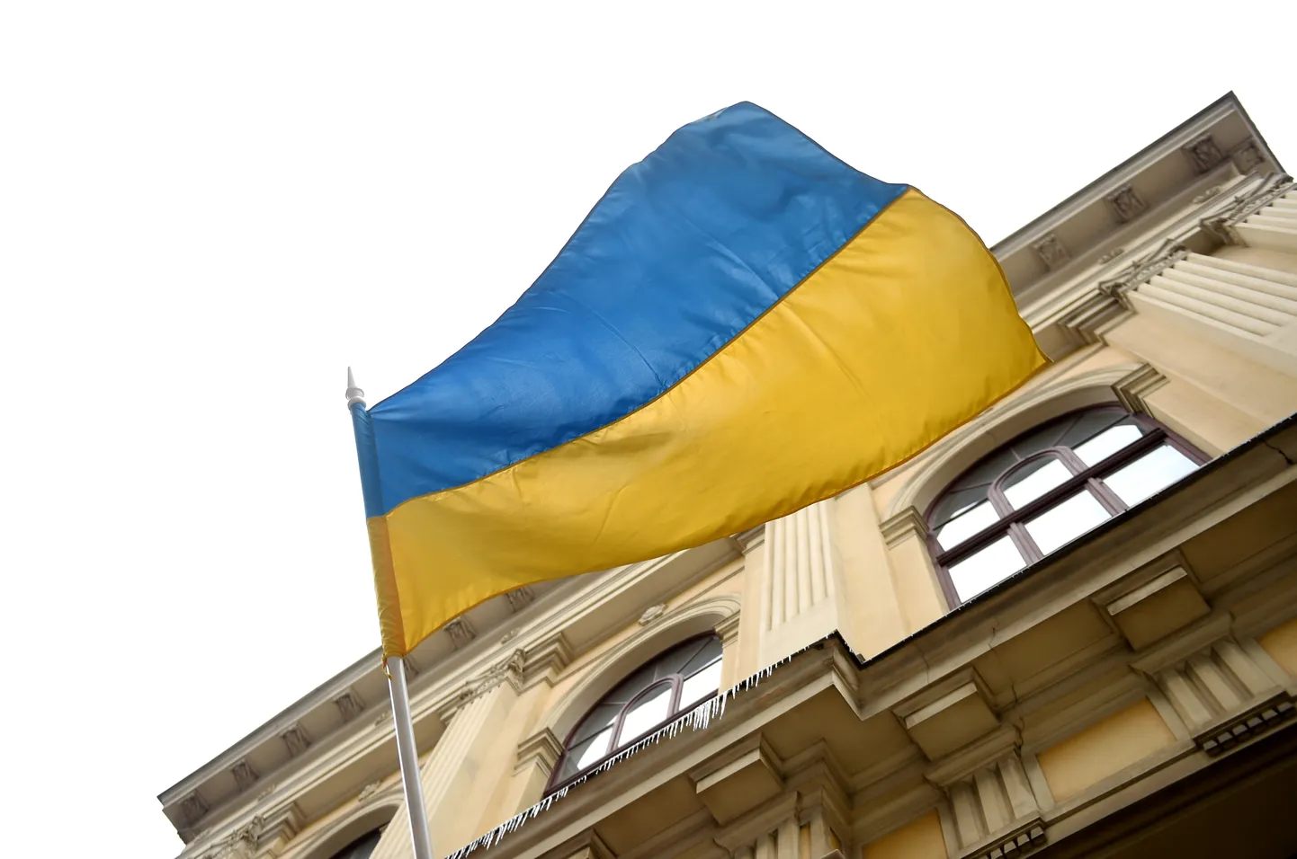 Ukrainas karogs pie ēkas.