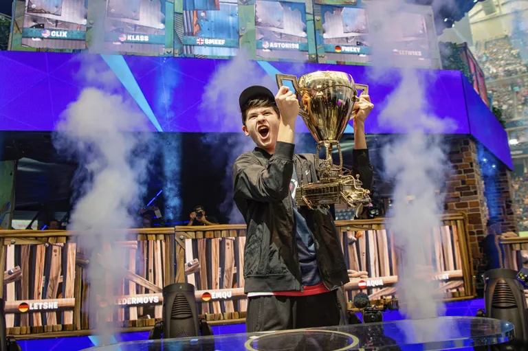 Kyle Giersdorf tähistab oma Fortnite soolomängija maailmameistri tiitlit.