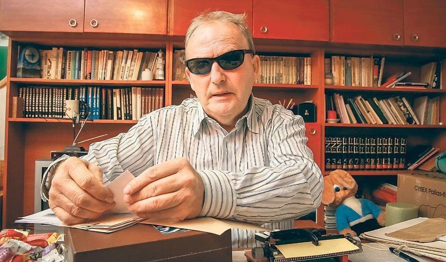 Aldo Kals on oma raskest nägemispuudest hoolimata saanud ajaloodoktoriks, asutanud pimedate muuseumi, löönud kaasa poliitikas ning valitud aasta isaks.