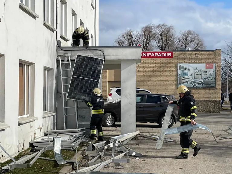 Vana Tamme poe katus ja päikesepaneelid