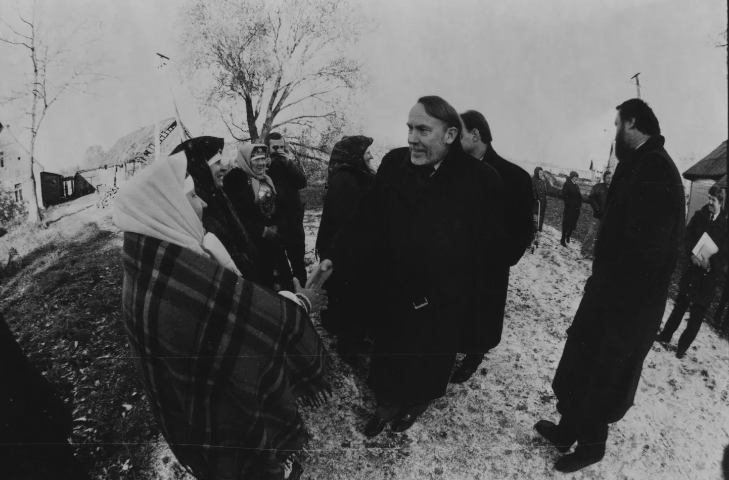 CSCE Eesti missiooni juht Timo Lahelma (keskel) 1994. aasta oktoobris kohtumas setodega. Tegelikult CSCE muudele vähemustele peale venelaste mingit tähelepanu ei pööranud.