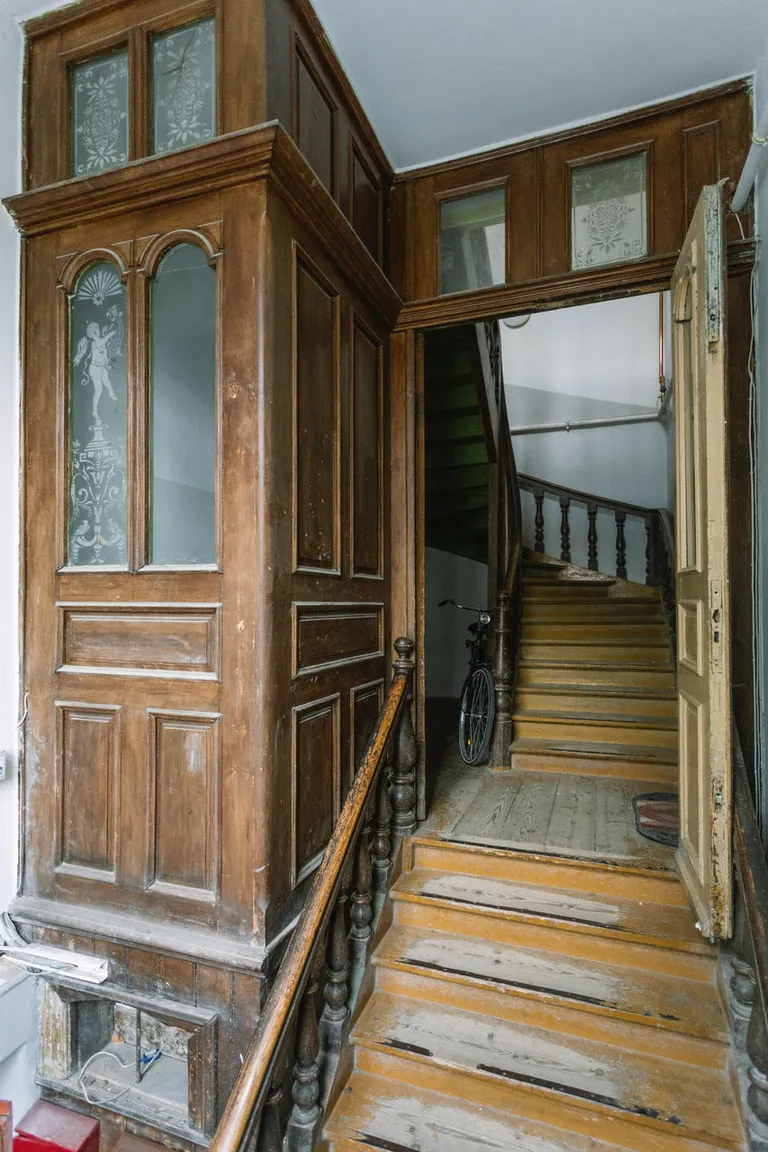 Trepikojas asuva kapi juures on kasutatud põletatud ornamendiga klaase, mis lasevad ühtlasi kappi valgust.