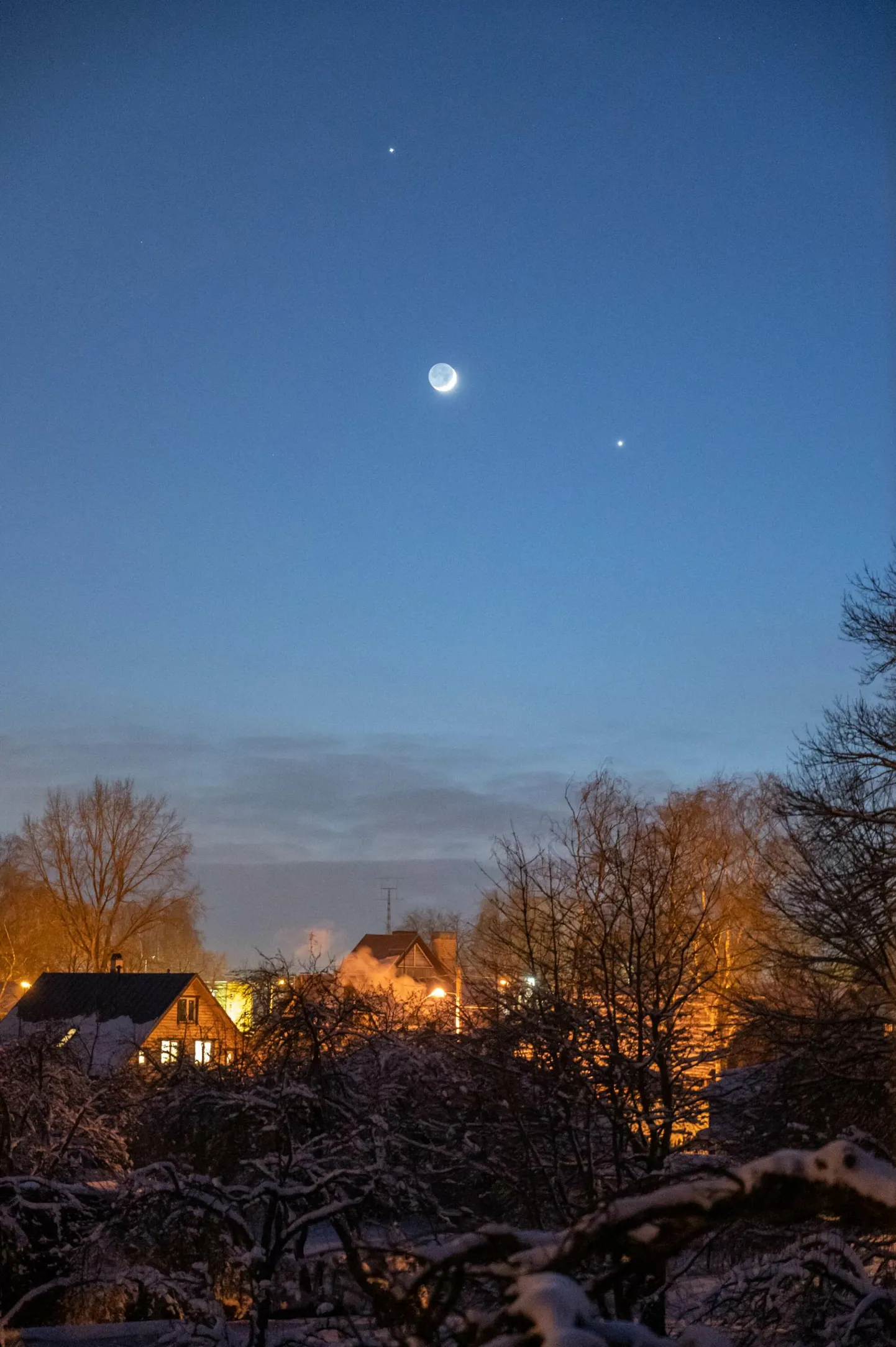 Edelataevas oli kolmapäeva õhtul näha kolmnurka, mille moodustasid Jupiter, Kuu ja Veenus.