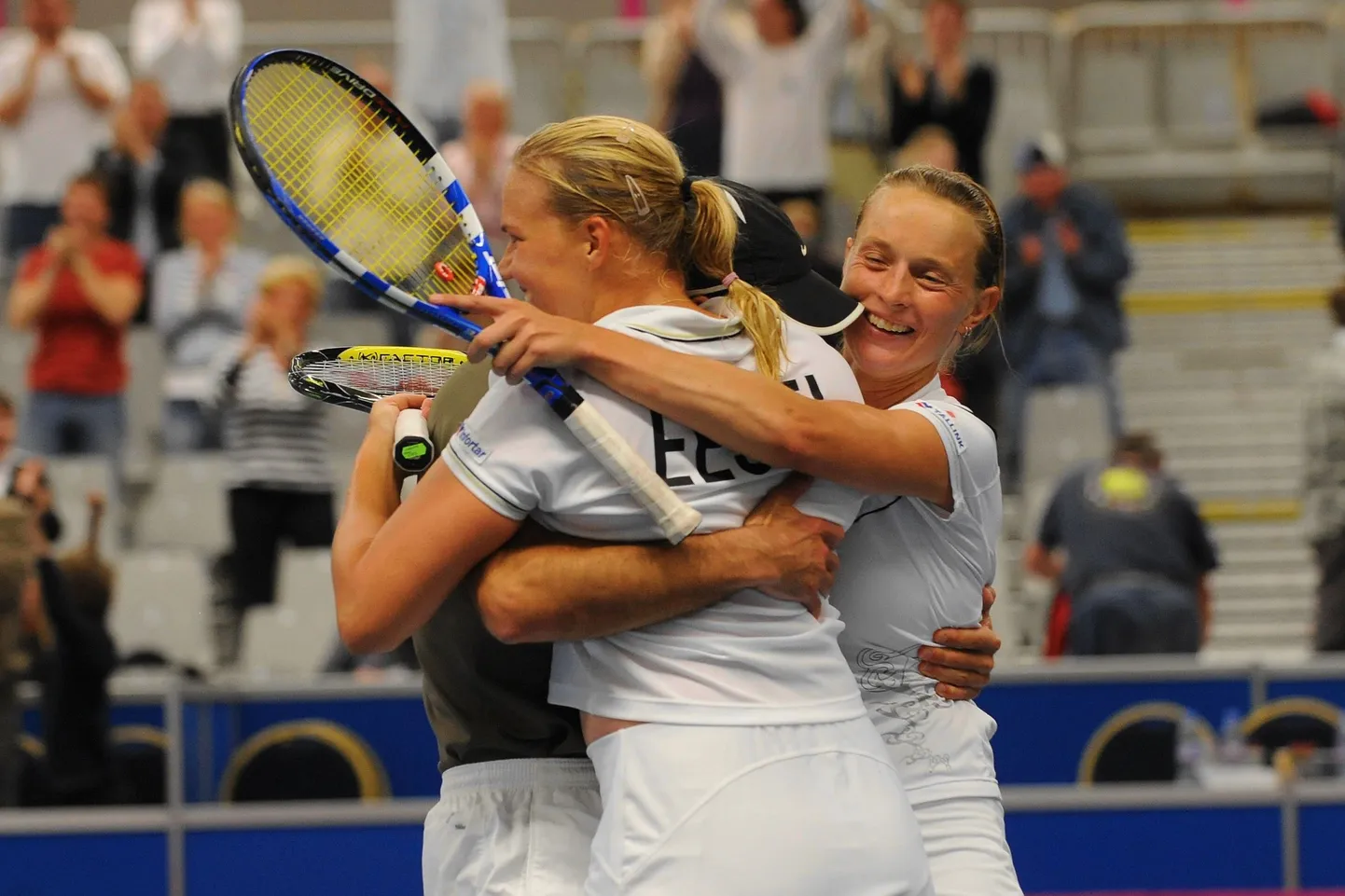 Eesti tennisepiigade Maret Ani (vasakul) ja Kaia Kanepi rõõmu jagab naiskonna treener Rene Busch.