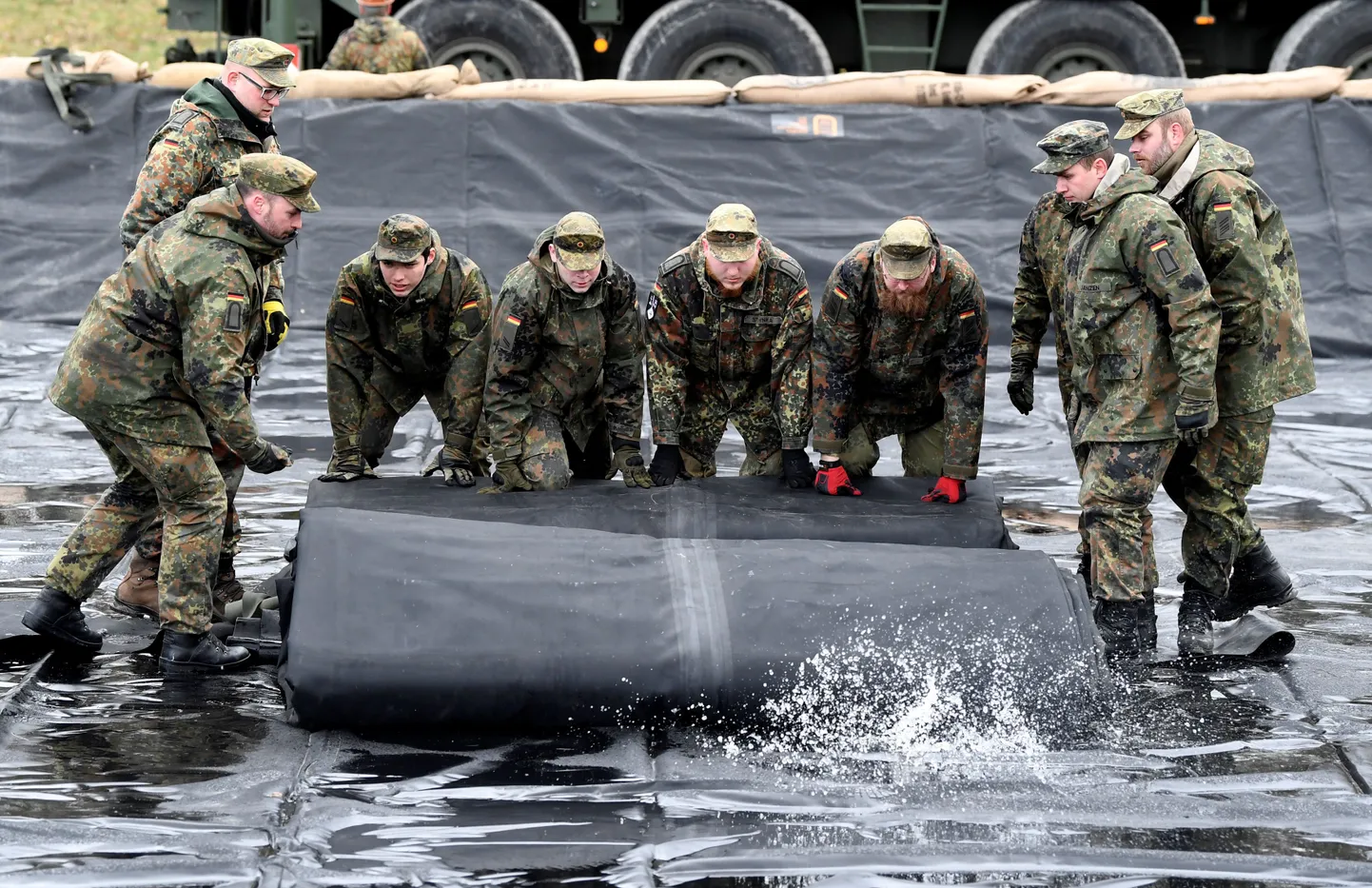 Saksa sõdurid õppusel. Bundeswehr aitab ehitada Saksama pealinna uue haigla.