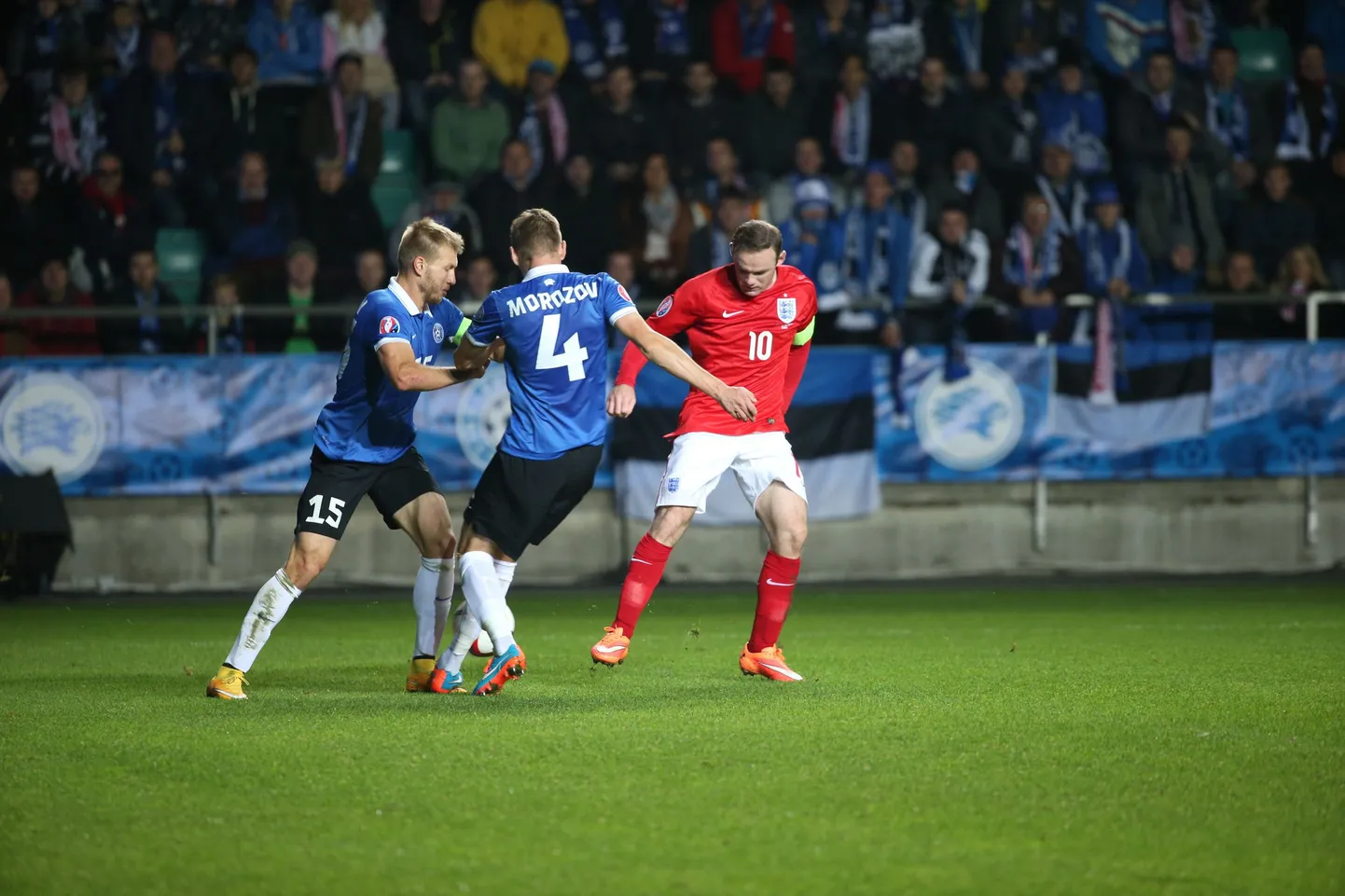 Igor Morozov 2014. aastal koos Ragnar Klavaniga võitlemas Wayne Rooneyga