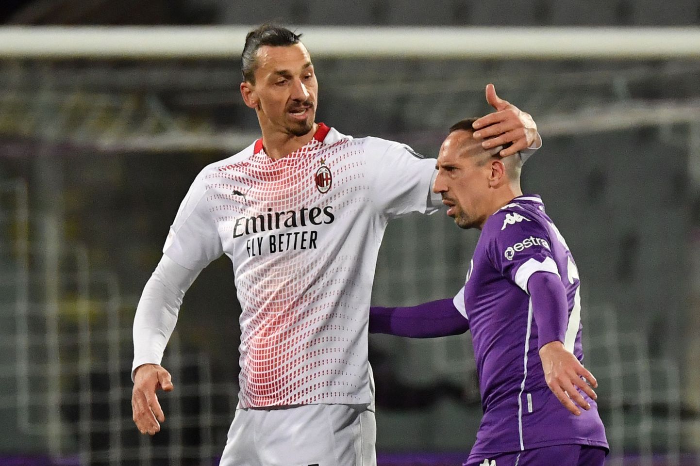 Rootsi ja AC Milani vutiäss «Jumal» Zlatan (vasakul) vaatas eile Fiorentina tähele Frank Riberyle ülevalt alla..
