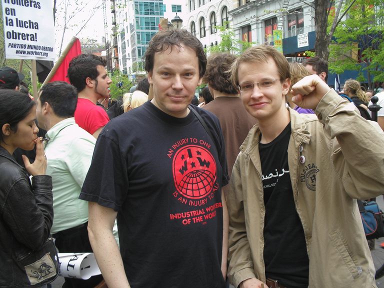 Дэвид Гребер (слева) на демонстрации за права иммигрантов на Юнион-сквер в Нью-Йорке, май 2007. 