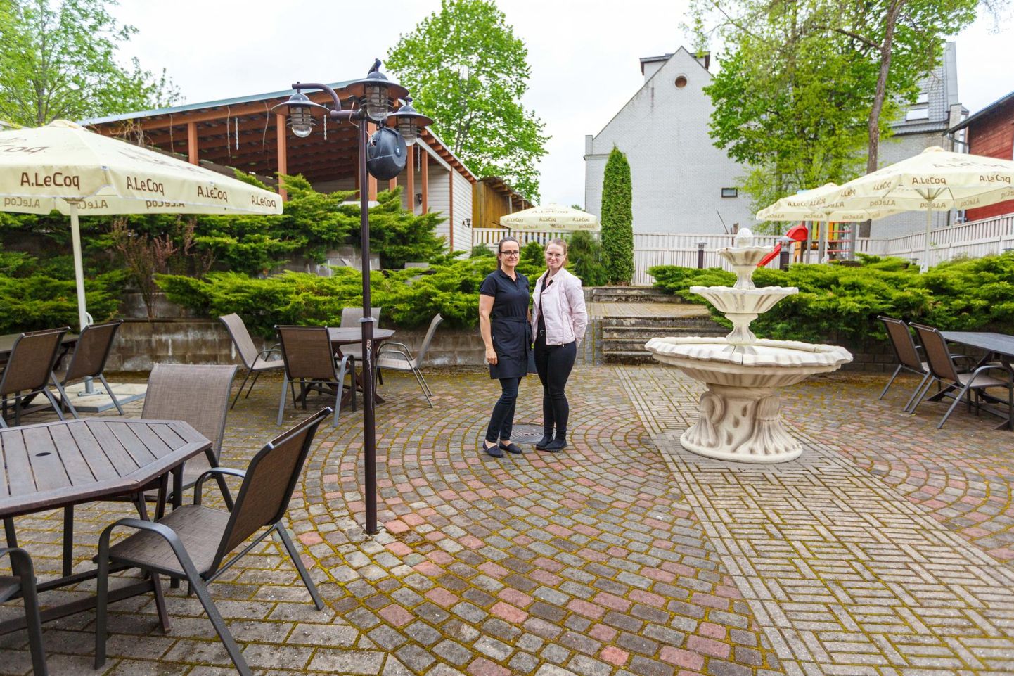 Restorani Lilli juhataja Maarika Kütt (vasakul) ja teenindaja Grete toitlustuskoha terrassil, kus esmaspäeva lõuna ajal valitses ebasoodsa ilma tõttu kliendipõud.