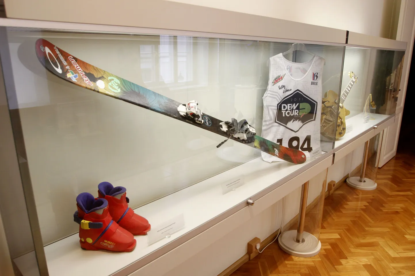 Esiplaanil olevate Kelly esimeste suusasaabastega alustas sõitmist ka tema noorem vend Henry.