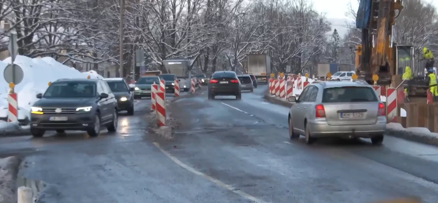 Автомобили на ремонтируемой дороге