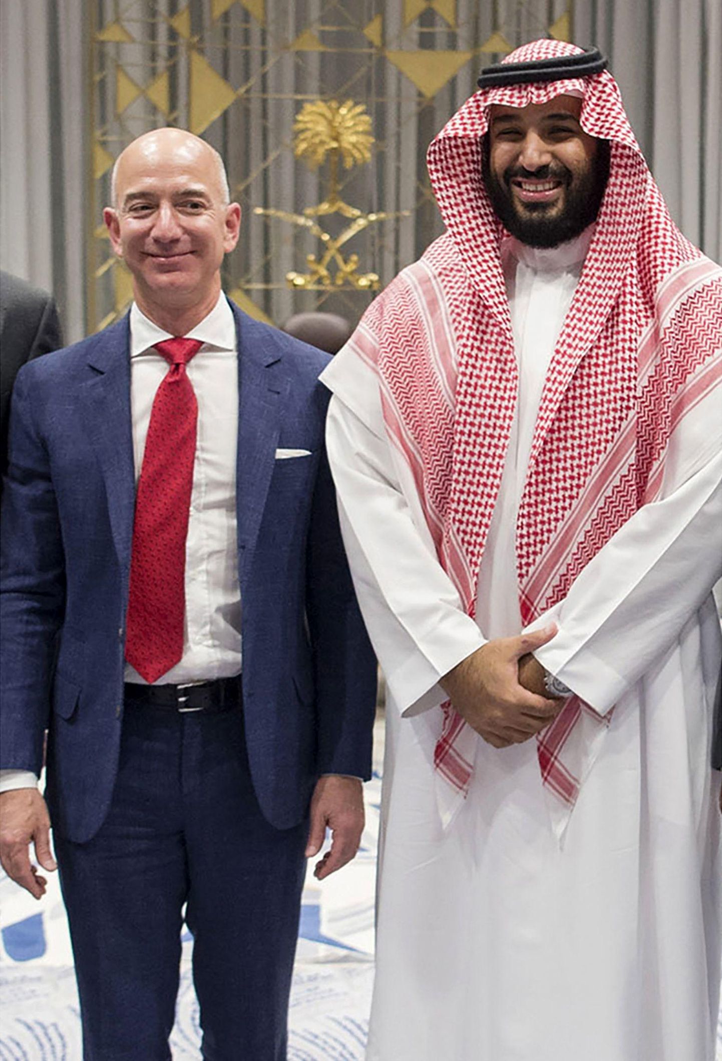 Saudi Araabia kroonprints Mohammed bin Salman poseerib Amazoni juhi Jeff Bezosega novembris 2016. Saudi Araabi eitab Bezose telefoni häkkimist.