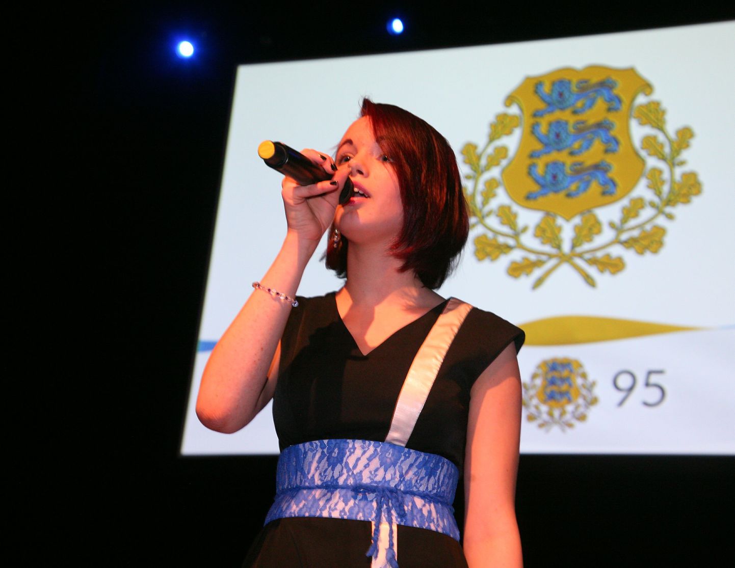 Pärnu kontserdimajas toimunud Eesti Vabariigi 95. aastapäeva kontsertaktusel laulis hümni Hedi Maaroos.