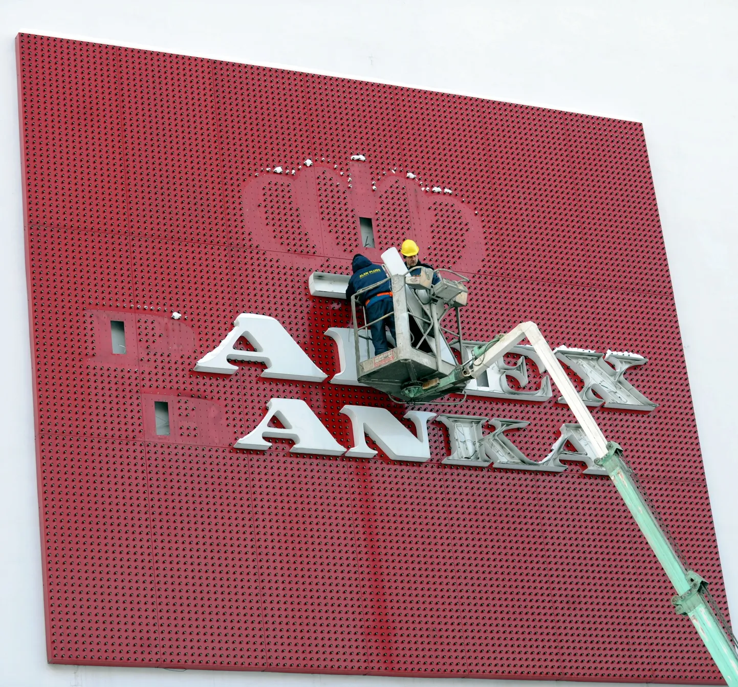 Рекламу "Parex banka" снимают со стены здания