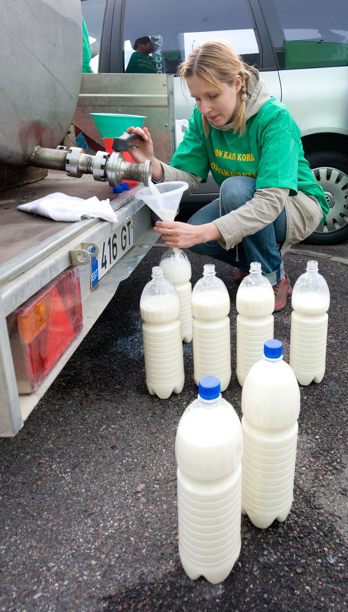 Теперь молоко в магазине стоит больше, чем свежее молоко на рынке. На фото: акция протеста фермеров в 2009 году.
