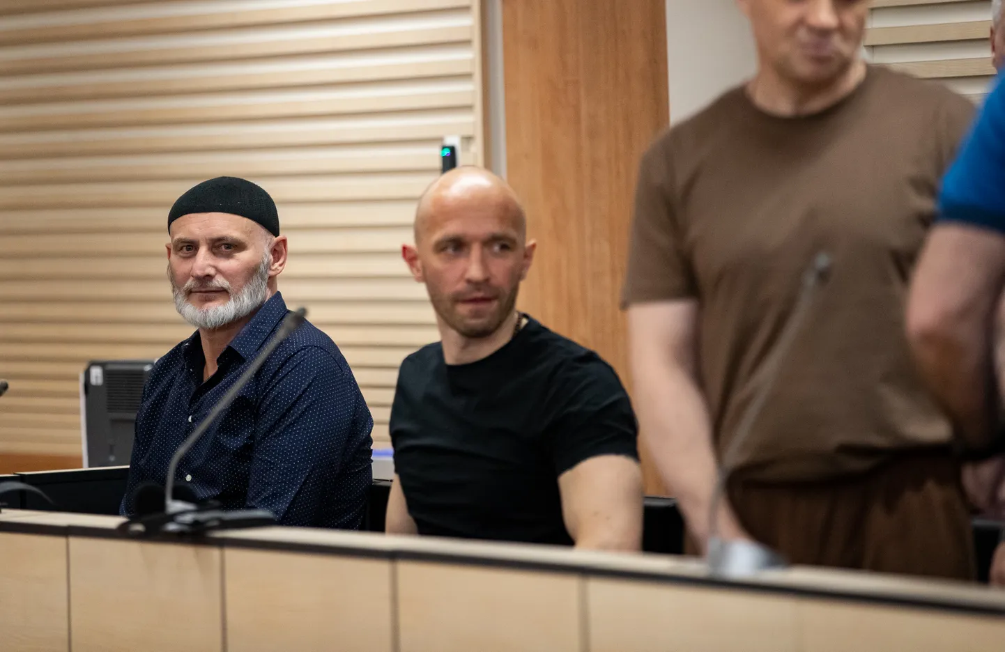 Haron Dikajevi jõuk Harju maakohtus. (Vasakul)
