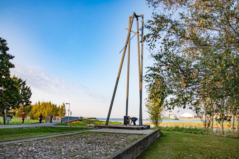 Pärnus asub Estonial hukkunute mälestusmärk muulitee alguses.