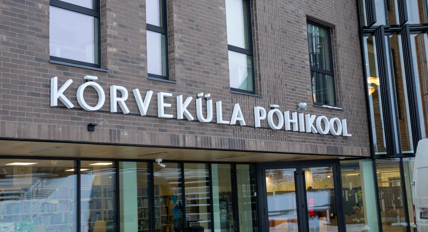Kõrveküla põhikoolil juurdeehitis valmis 2021. aasta jaanuaris ning õpilased said siis kolida moodulklassidest koolimajja. Nüüd on jälle oht, et õpilastel tuleb minna tagasi moodulmajja.