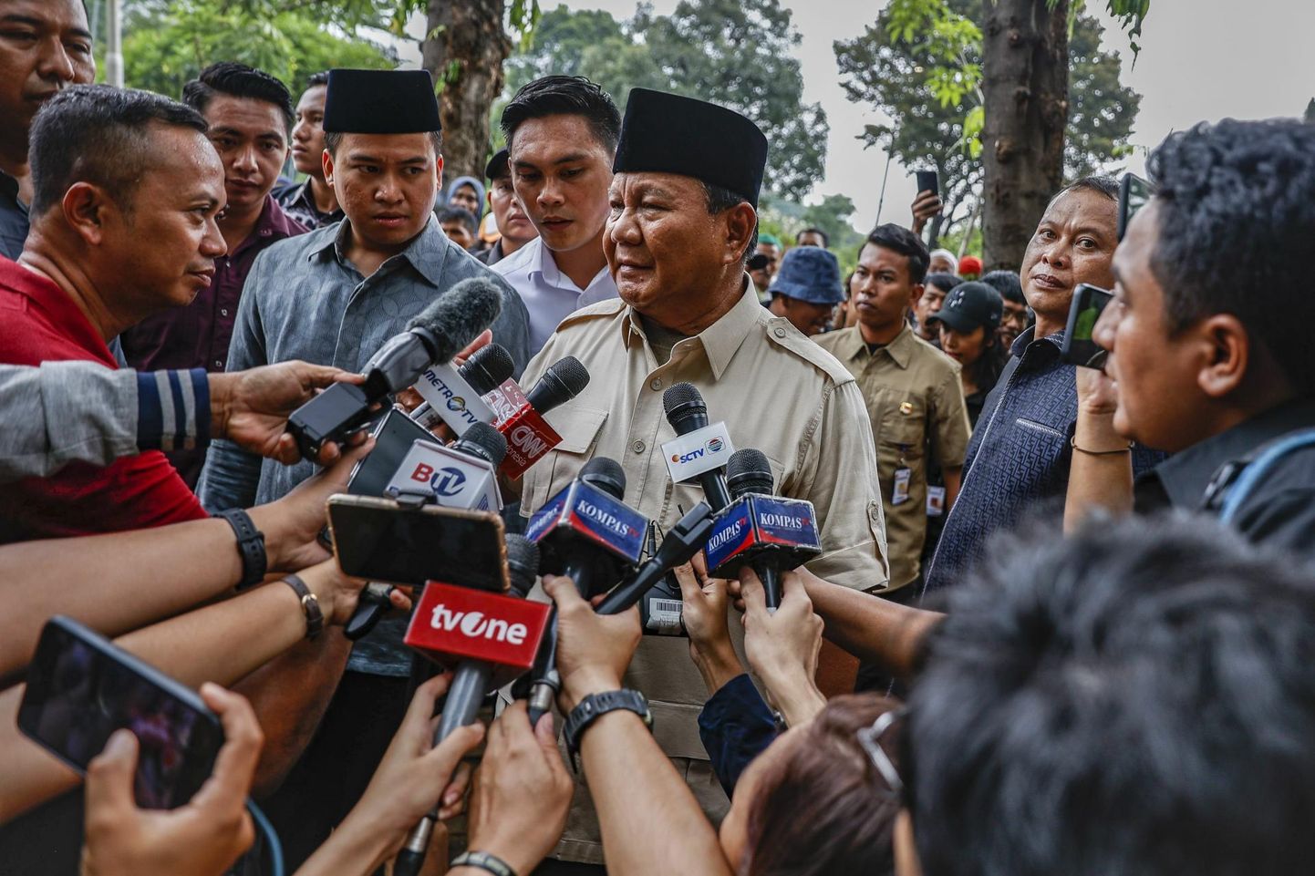 Indoneesia presidendikandidaat Prabowo Subianto (keskel) ajakirjanike ees presidendivalimiste järgsel päeval Jakartas. Prabowo on juba öelnud, et ta on nende valimiste võitja. Lõpliku hääletamistulemuse selgumiseks tuleb aga kõik hääled ära lugeda, mis võib võtta nädala, sest Indoneesias elab 274 miljonit elanikku. 