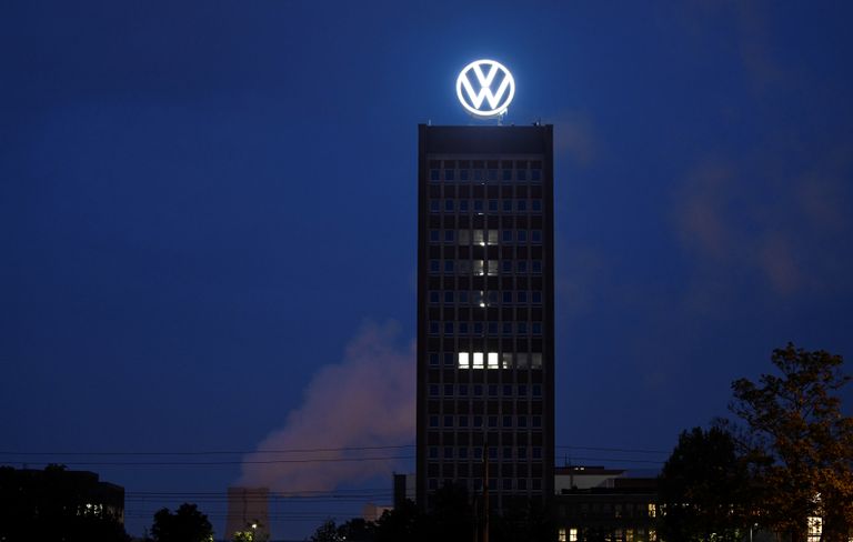 Volkswageni uus logo peakorteri katusel. 