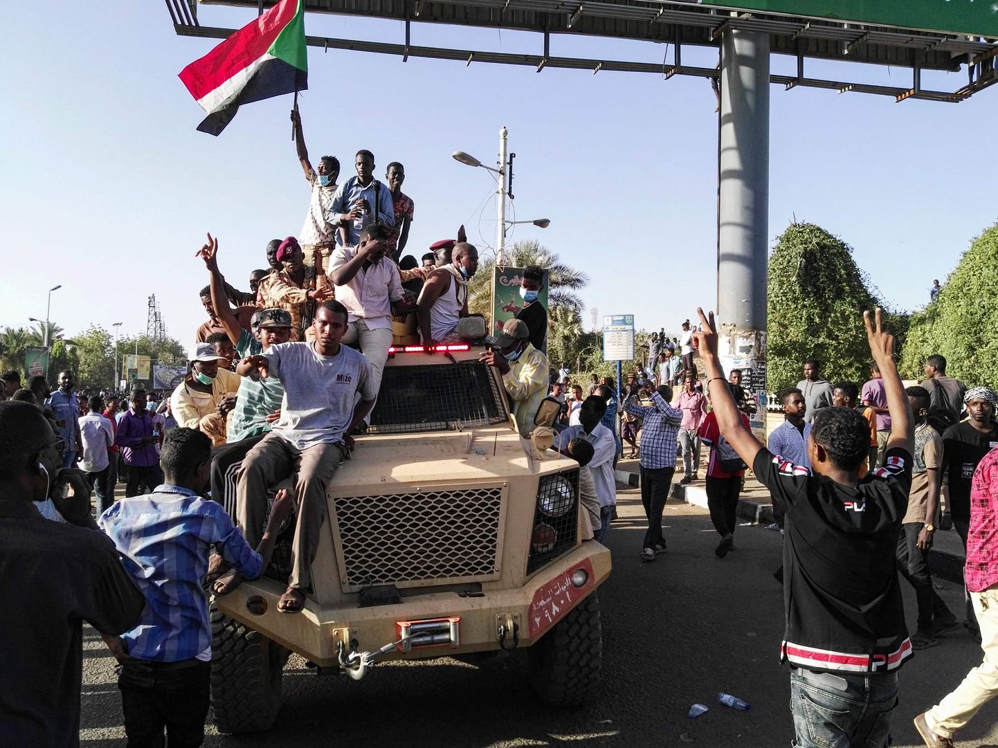 Sudaani meeleavaldajad pühapäeval pealinnas Hartumis sõjaväe peakorteri juures meelt avaldamas.
