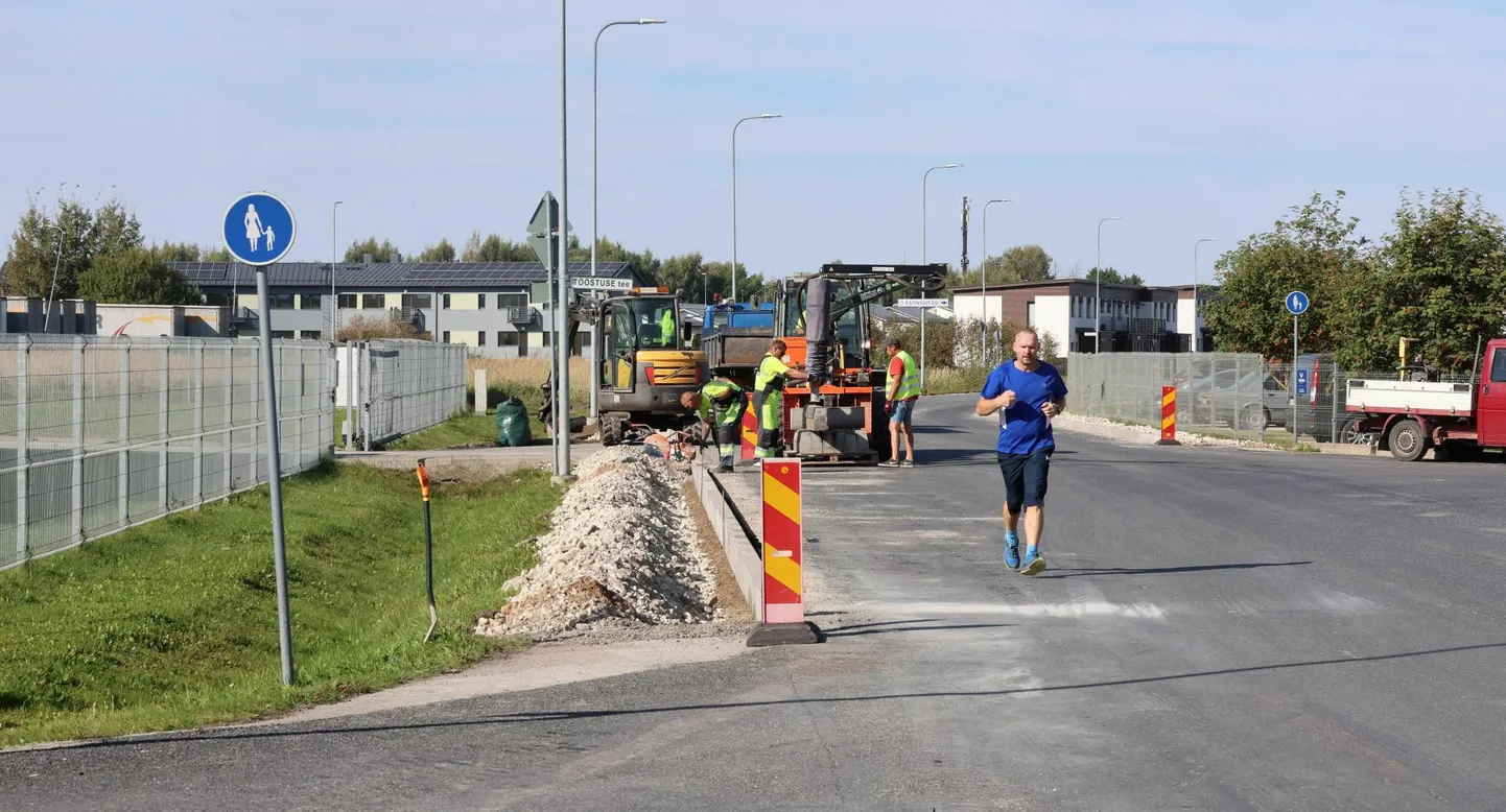 Kuigi kooliaasta on kestnud juba kaks ja pool nädalat, käib Tõrvandis Tehnopargi teel alles aktiivne kõnnitee-ehitus. Nii lastel kui ka tervisesportlastel tuleb liikuda masinate ja killustikuhunnikute vahel või lipata üle põllu.