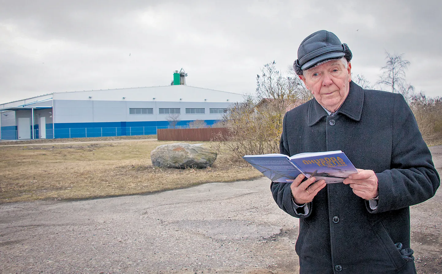 LAGENDIKU ASEMEL ON TÖÖSTUSRAJOON: Kuressaarlane Valdek Kraus püüdis Rehemäel foto järgi tuvastada, kuhu täpselt Saksa lennuk 1944. aastal kukkus. Muutunud linnapilt seda meetri täpsusega enam ei võimalda.