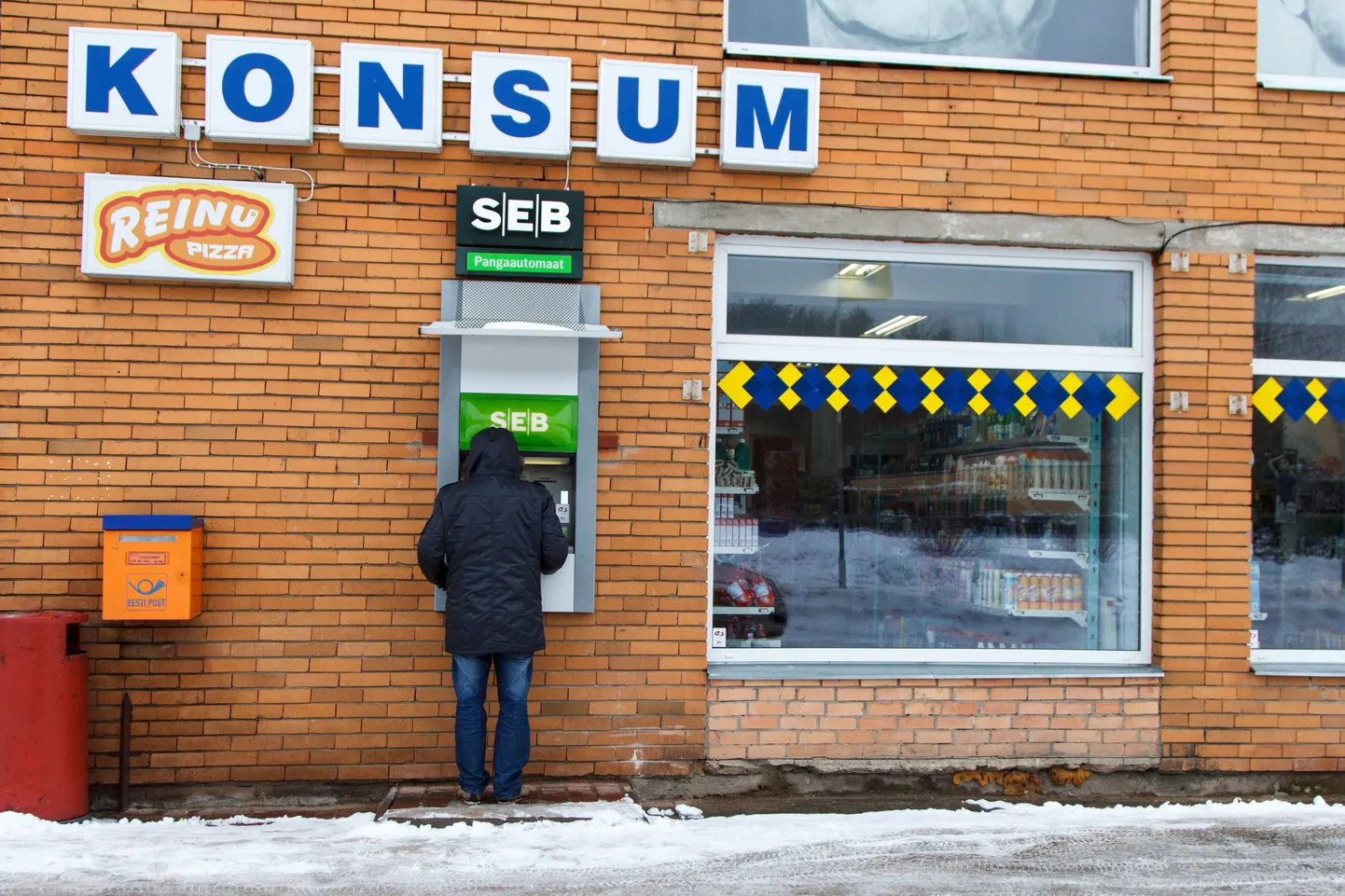Märtsist on Tõrvas ilmselt üks pangaautomaat vähem. SEB on teatanud, et sulgeb väikese käibenumbri ja vähese kasutamise tõttu Tõrviku Konsumis asuva sularahaautomaadi.
