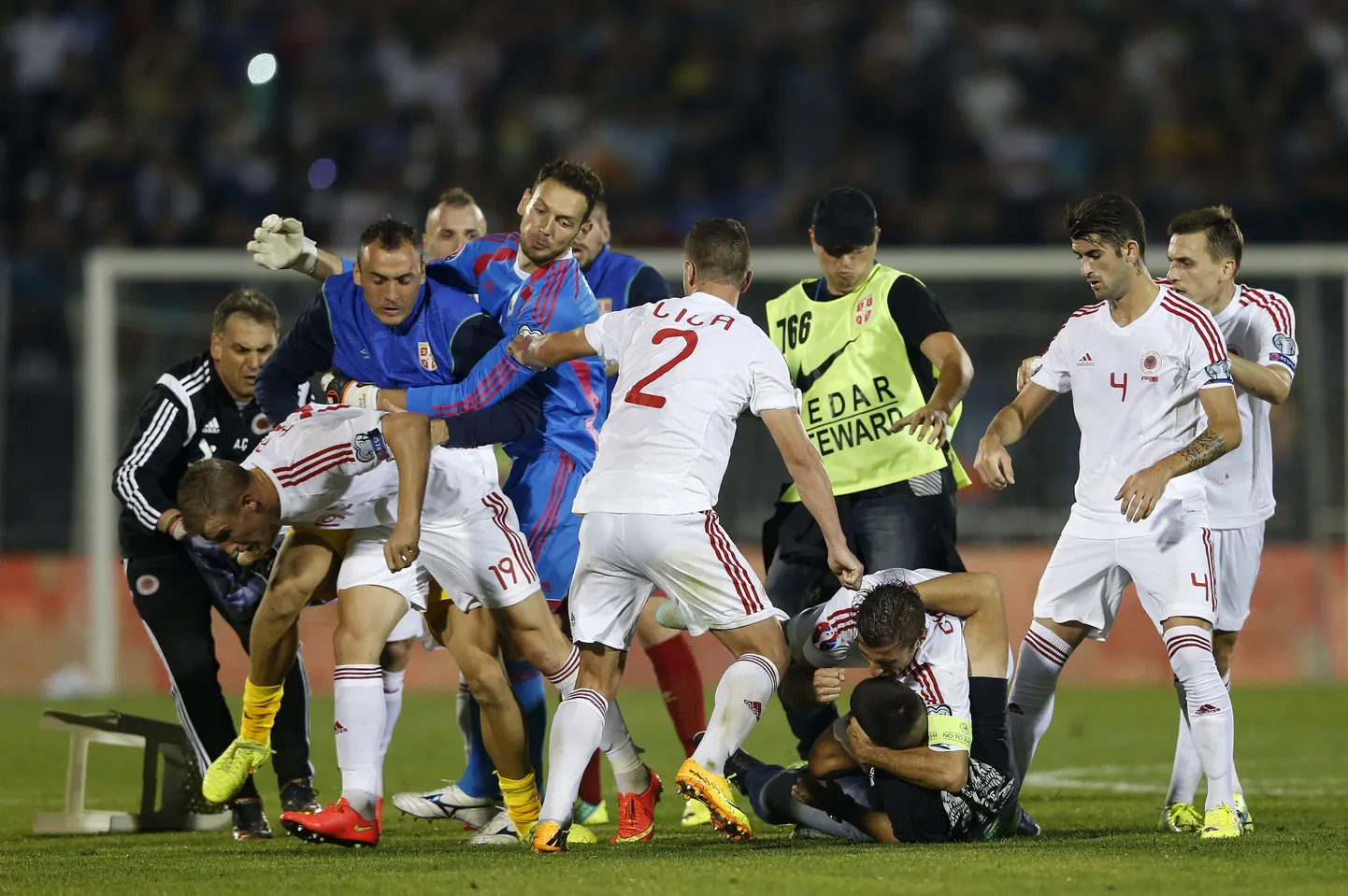 Serbia ja Albaania mängijad 2014. aastal EM-valiksarja mängu ajal.