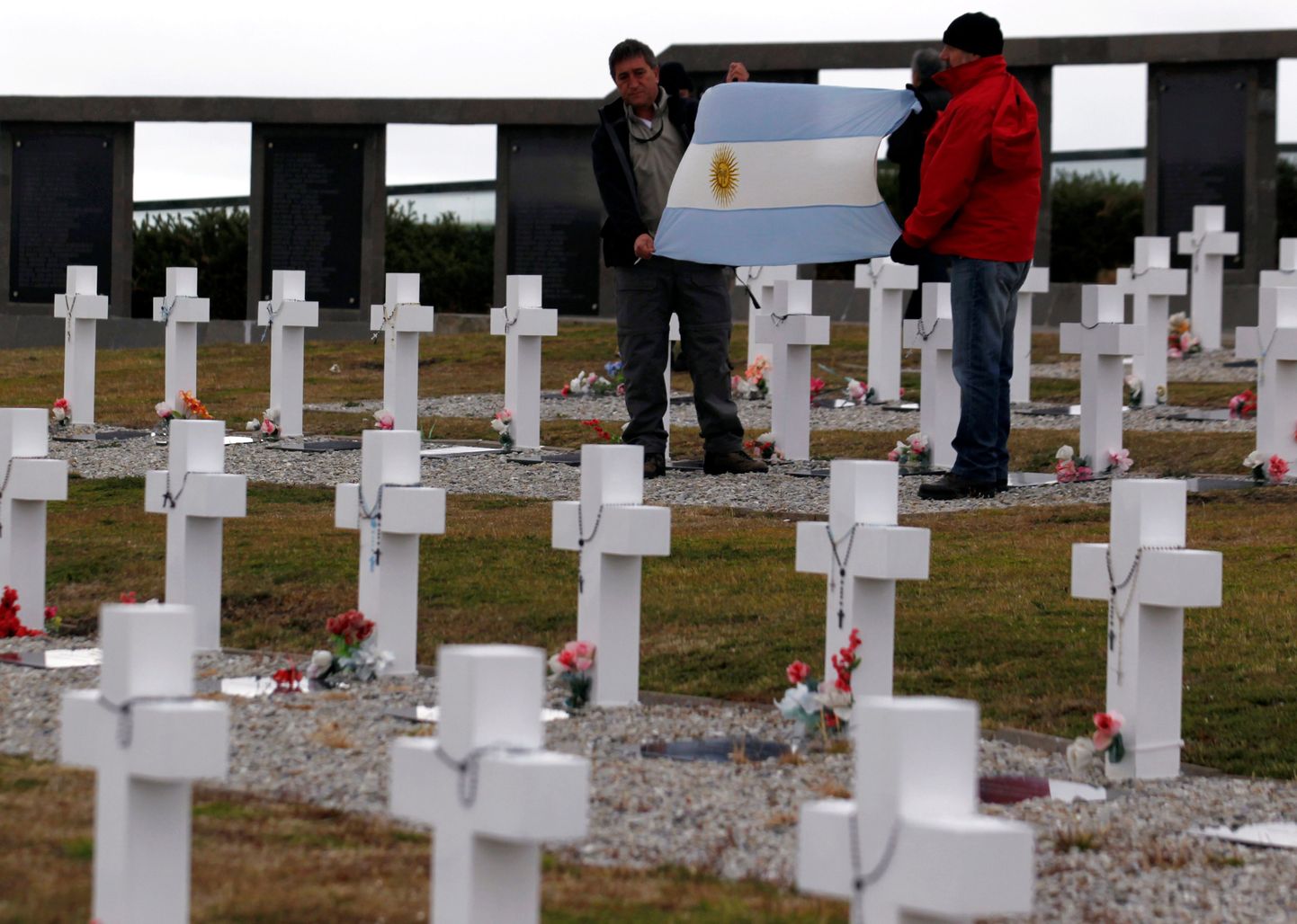 Falklandi sõja veteranid Darwini surnuaias Argentiina lipuga oma langenud kaaslasi mälestamas.