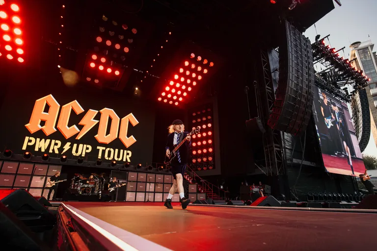 ARVUSTUS AC/DC kahe ja poole tunnine kontsert Tallinna lauluväljakul ...
